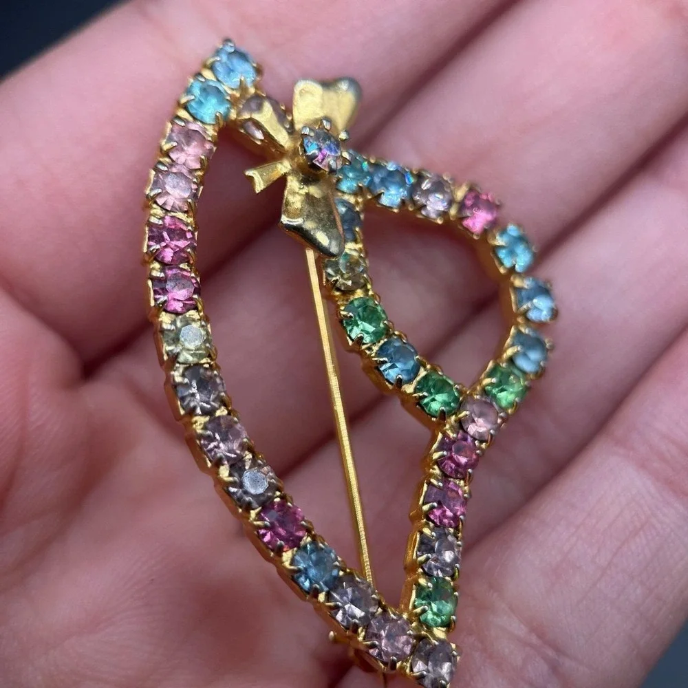 Vintage Faceted Rhinestone Gold Tone Bow‎ Hat Fashion Classic Brooch Pin Retro